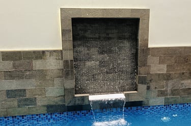 Dekorasi Kolam Renang dengan air tirai