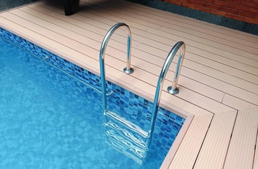 tangga kolam renanag yang telah terpasang