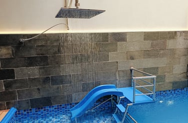 kolam renang dengan fitur bermain anak