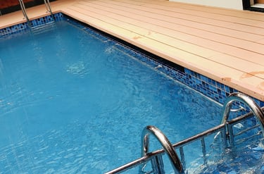 kolam renanag dengan deking dan tangga stainles