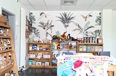 Transformation d'un magasin de jouets avec papier peint fleuri et meubles en bois