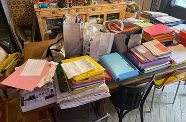 table avec des documents d'entreprises rangés et organisés