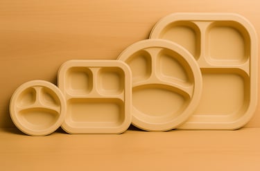Biodegradable bagasse compartment plates and serving trays for eco-friendly dining solutions.