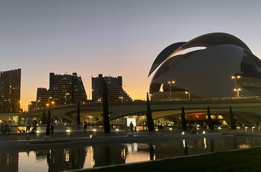 Vista nocturna de Valencia con el Palau de les Arts Reina Sofía iluminado y reflejado en el agua