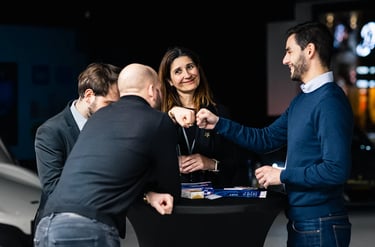 Équipe professionnelle partageant un moment convivial lors d’un cocktail corporate à Luxembourg.