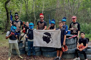 Groupe d'adultes et d'enfants après une partie de paintball chez Corsican Paintball à Anghione Corse