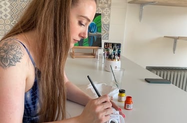 Ragazza di profilo che realizza custom fatte a mano su scarpe Nike bianche