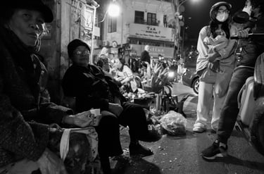 Night life in the Old Quarter of Hanoi – small plastic stools, street food, and everyday moments unf