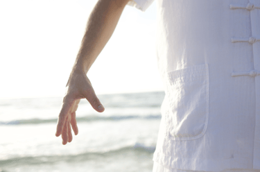 Personne qui pratique le tai qi, mouvement énergétique chinois