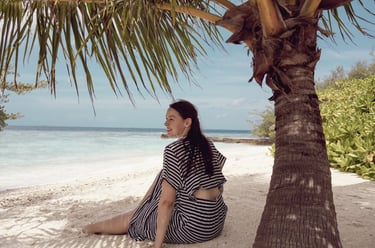 Reisefotografie Malediven: Jana von Lebensmomente fotografiertgenießt einen Moment am Strand.