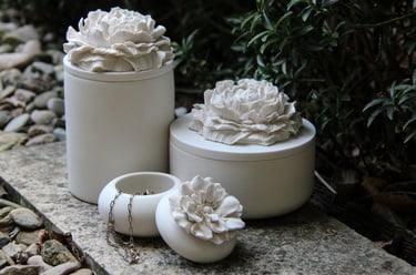 jesmonite containers for candles with soy wax inside of it handmade by rangliciene