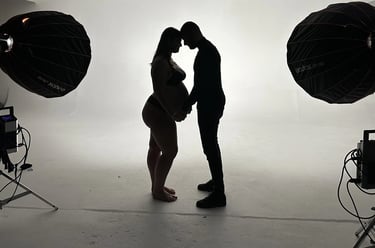 shooting photo de grossesse en studio fond blanc avec matériel lumière