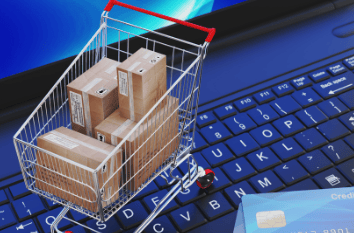 bir alışveriş arabası ve içinde kutular