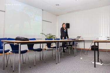 Eine Frau spricht auf einer CBMI-Konferenz in Berlin.