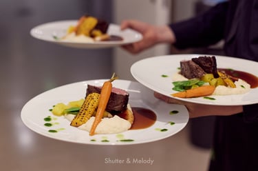 Teller mit Hauptgericht bestehend aus gebratenem, Mais, Steak, Karotten und Püree.