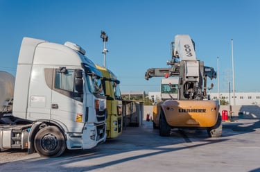 camiones y almacenamiento de carga con maquinaria avanzada