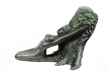 Sculpture de Lode intitulée Andromaque,représentant une femme agenouillée et adossée à un tronc d'arbre 