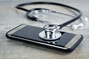 Smartphone et stéthoscope utilisés pour un dépannage urgent, symbolisant l'assistance rapide
