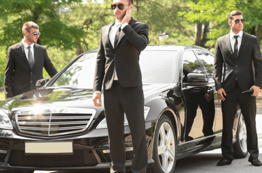 Force Prévention Sécurité - Agents de sécurité en costume, professionnels et qualifiés, prêts à intervenir rapidement pour as