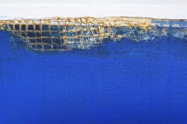 bords d'un tableau bleu avec résille dorée finement appliquée au pinceau