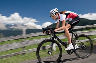 Wielrenner op bergweg in de Pyreneeën nabij Foix, klim richting Prat d' Albis