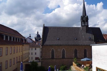 eine Kirche mit Kirchturm und Kirchturm