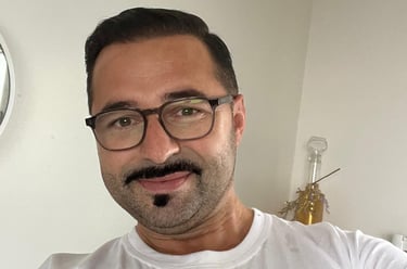 picture of a man with glasses 