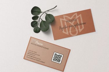 Cartes de visite avec le logo d'une psycho-énergéticienne à côté d'une feuille d'eucalyptus.