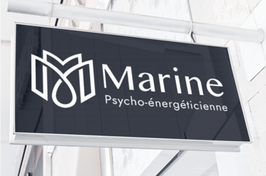 Enseigne extérieur de thérapeute psycho-énergéticienne avec un logo initial blanc.