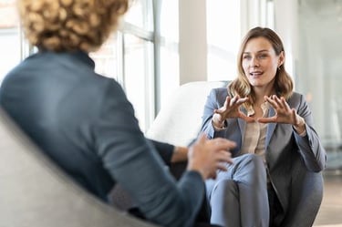 Visuell identitets eksempel – ADHD Arbeidsglede, med person som viser visuelt element med hendene.