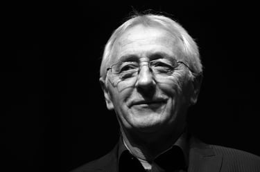 Nasmiješeno lice hrvatskog pjevača Olivera Dragojevića