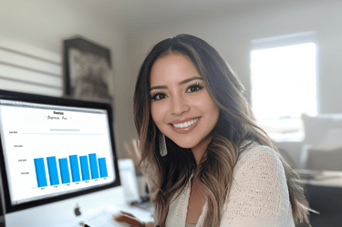 Mujer emprendedora sonriente analiza gráficas en su computadora, representa estrategia, crecimiento y toma de decisiones digi