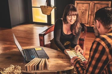 Cindy Chédemail architecte d'intérieur avec un client en rdv