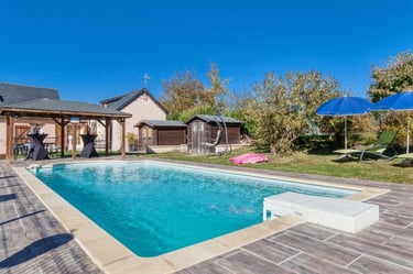 piscine clôturée et sécuriséee