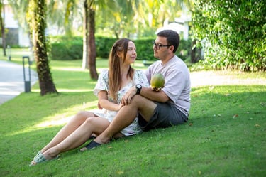 Пара на отдыхе на острове Фукуок сидит на траве