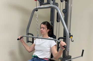 Renforcement musculaire des épaules sur machine multifonction