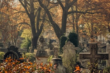 Ruhiger Spazierweg auf dem Friedhof Père Lachaise in Paris mit alten Grabsteinen und Bäumen