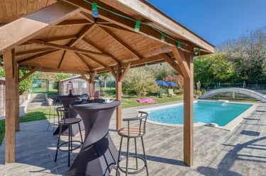 espace détente au bord de la piscine