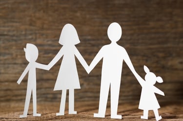 famille en papier sur fond bois