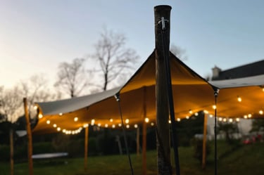 poteau tente stretch, tente nomade dans jardin pour mariage