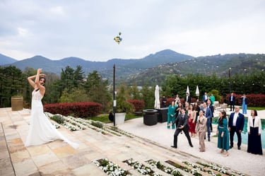 Il lancio del bouquet della sposa presso La Corte e il Sogno a Bergamo