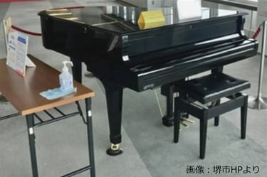 堺市役所21階展望ロビー「MI-TEさかい」のストリートピアノ設置を伝えるニュース用写真。消毒液や注意書きが並ぶ様子も写っています。