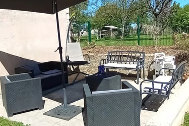 Salon de jardin ombragé et terrasse pour vos moments de détente au Gîte Bricabroc près du Lude