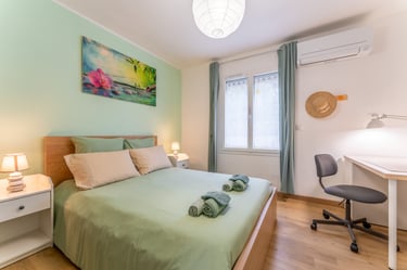 La chambre 1 au nord, avec vue sur le jardin, et bureau.