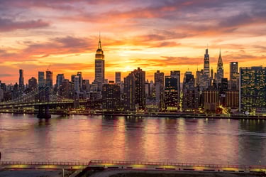Skyline de Nova York ao entardecer com prédios iluminados nos Estados Unidos