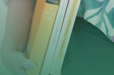 Iris Van Belleghem met boeken 'hartcoherentie', 'emotionele flexibiliteit' en 'De vijfde discipline'