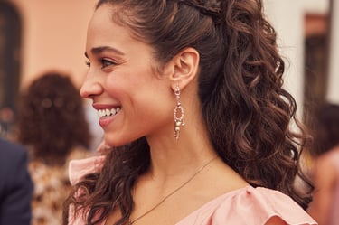 Peinado medio recogido para invitada de boda con rizos suaves