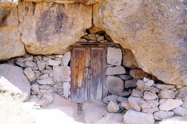 puerta de cueva en mogan 