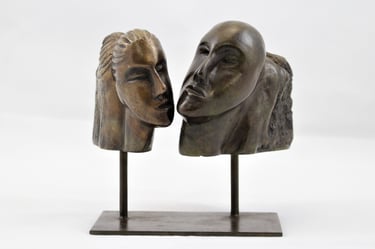 Sculpture de Lode intitulée Tête à tête, représentant le rapprochement de deux visages celui d'une femme et celui d'un 