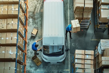 soluciones logísticas. Dos hombres poniendo carga a una camioneta de transporte y envío 